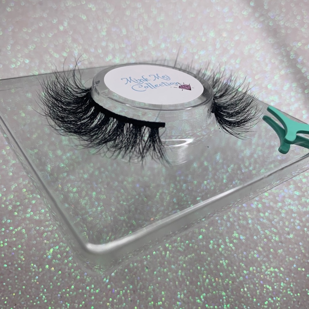 Mink Lashes - Picture 3 of 5